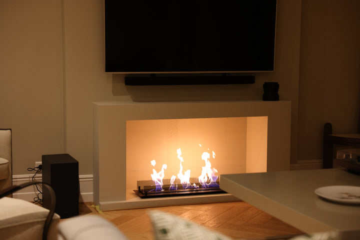 Bioethanol Einbau Brenner SOLO Kaminofen von Wild Flame Trockenbau unter TV in Wohnzimmer