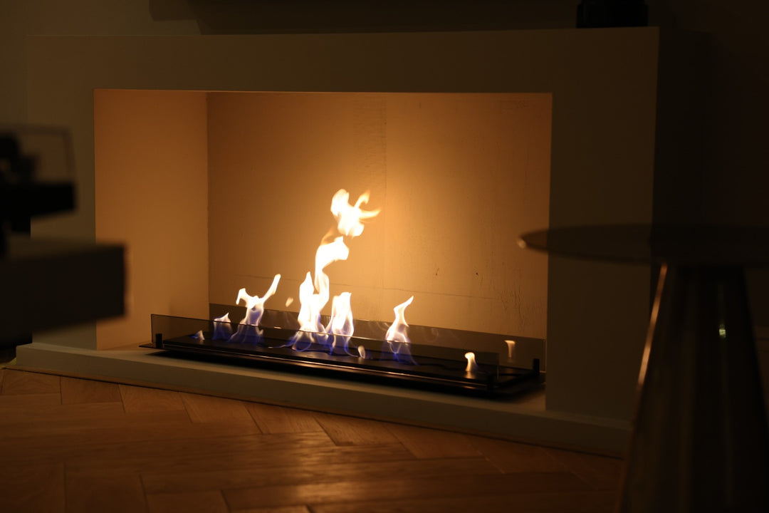 Bioethanol Einbau Brenner Kaminofen SOLO von Wild Flame abendliche Atmosphäre Wohnzimmer unter TV