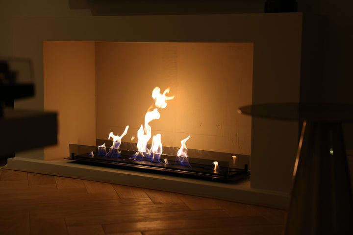 Bioethanol Einbau Brenner Kaminofen SOLO von Wild Flame abendliche Atmosphäre Wohnzimmer unter TV